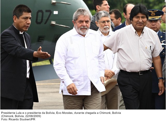 Presidente Lula e o presidente da Bolívia, Evo Morales, durante chegada a Chimoré, Bolívia.