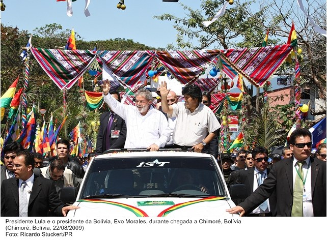 Presidente Lula e o presidente da Bolívia, Evo Morales, durante chegada a Chimoré, Bolívia.