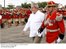 Presidente Lula recebe presente durante chegada a Chimoré, Bolívia.