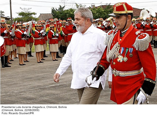 Presidente Lula recebe presente durante chegada a Chimoré, Bolívia.