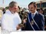 Presidente Lula recebe presente durante chegada a Chimoré, na Bolívia.