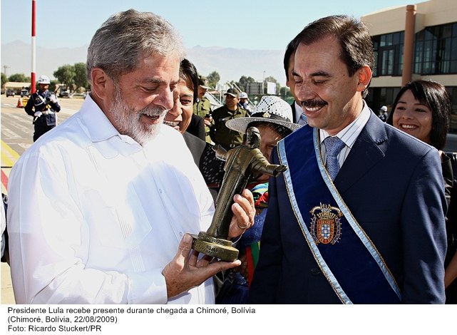 Presidente Lula recebe presente durante chegada a Chimoré, na Bolívia.