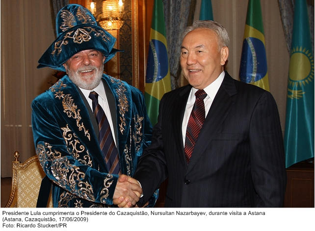 Presidente Lula cumprimenta o presidente do Cazaquistão, Nursultan Nazarbayev, durante visita a Astana.