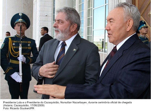 Presidente Lula e o presidente do Cazaquistão, Nursultan Nazarbayev, durante cerimônia oficial de chegada.