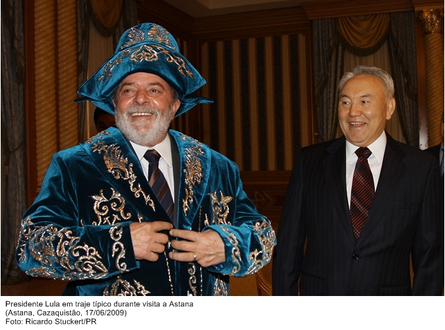 Presidente Lula em traje típico durante visita a Astana.