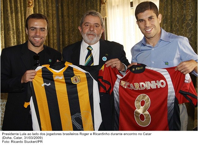 Presidente Lula ao lado dos jogadores brasileiros Roger e Ricardinho, durante encontro no Catar.