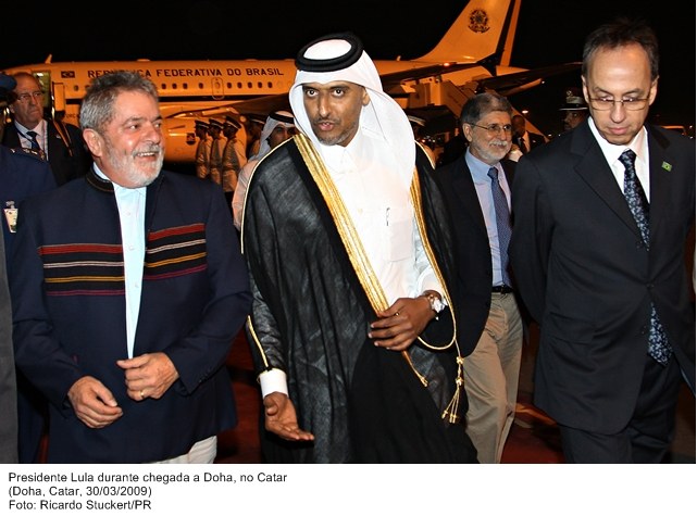 Presidente Lula durante chegada a Doha, no Catar.
