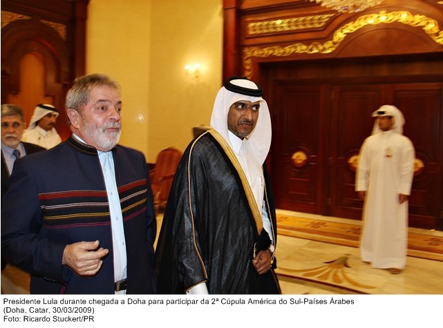 Presidente Lula durante chegada a Doha, para participar da 2ª Cúpula América do Sul-Países Árabes.