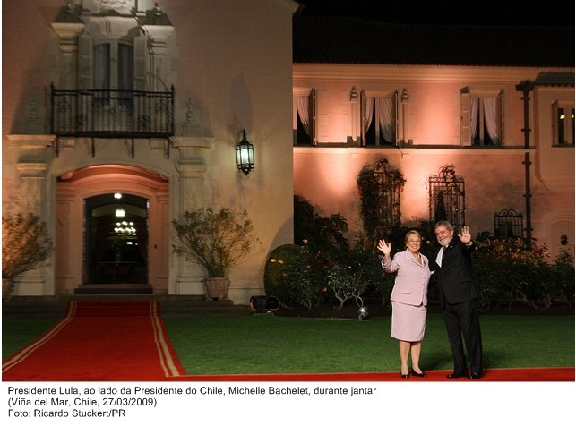 Presidente Lula ao lado da presidente do Chile,  Michelle Bachelet, durante jantar.