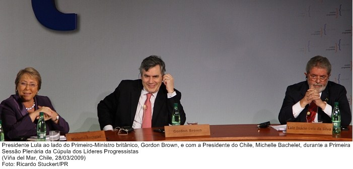 Presidente Lula ao lado do primeiro-ministro Britânico, Gordon Brown,e a presidente do Chile, Michelle Bachelet, durante sessão plenária.
