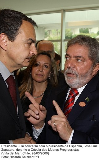 Presidente Lula durante conversa com o presidente da Espanha, José Luiz Zapatero, durante a Cúpula dos Líderes Progressistas.