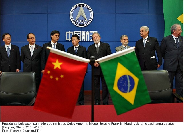Presidente Lula acompanhado dos ministros Celso Amorim e Miguel Jorge e Franklin Martins, durante assinatura de atos.