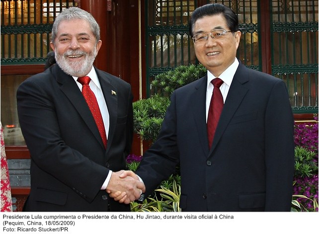 Presidente Lula cumprimenta o presidente da China, Hu Jintao, durante visita oficial à China.