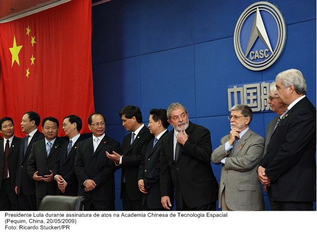 Presidente Lula durante assinatura de atos na Academia Chinesa de Tecnologia Espacial.
