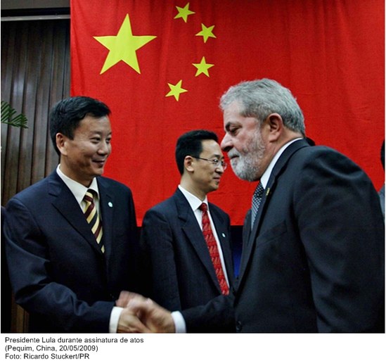 Presidente Lula durante assinatura de atos.