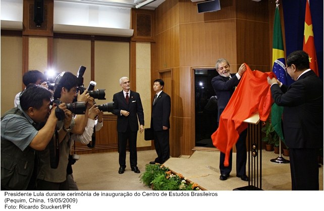 Presidente Lula durante cerimônia de inauguração do Centro de Estudos Brasileiros.
