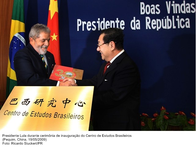 Presidente Lula durante cerimônia de inauguração do Centro de Estudos Brasileiros.