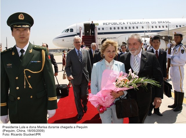 Presidente Lula e dona Marisa durante chegada a Pequim.