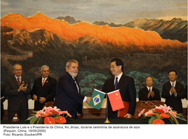 Presidente Lula e o presidente da China, Hu Jintao, durante cerimônia de assinatura de atos.