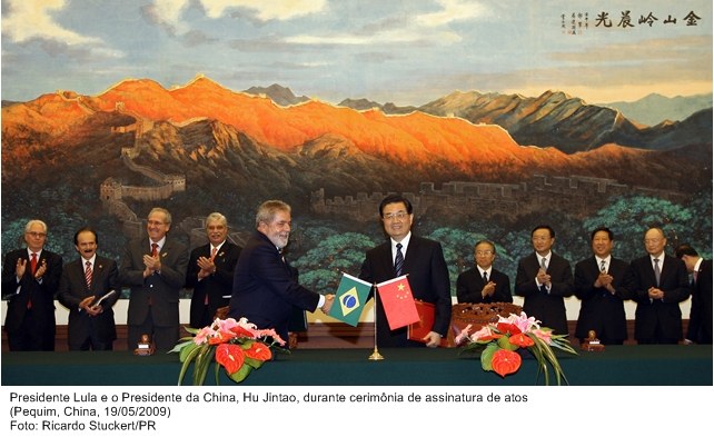 Presidente Lula e o presidente da China, Hu Jintao, durante cerimônia de assinatura de atos.