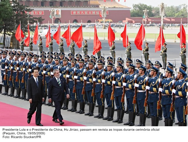 Presidente Lula e o presidente da China, Hu Jintao, passam em revista as tropas durante cerimônia oficial.