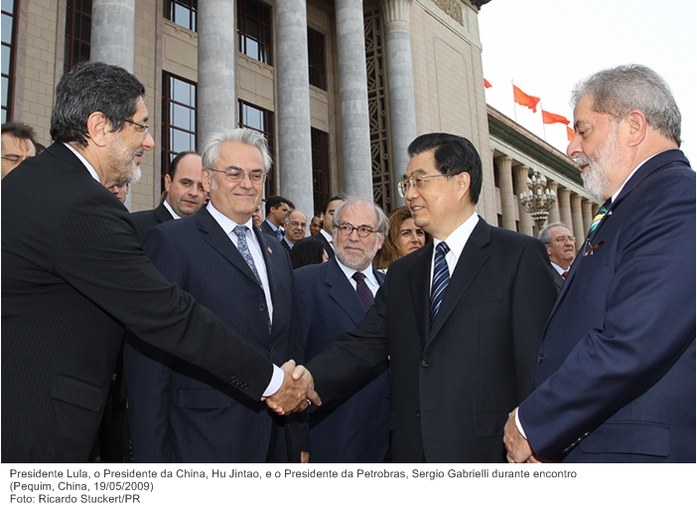 Presidente Lula, o presidente da China, Hu Jintao, e o presidente da Petrobrás, Sergio Gabrielli, durante encontro.