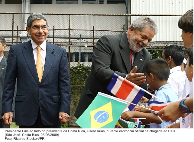Presidente Lula ao lado do presidente de Costa Rica, Oscar Arias, durante cerimônia oficial de chegada ao país.