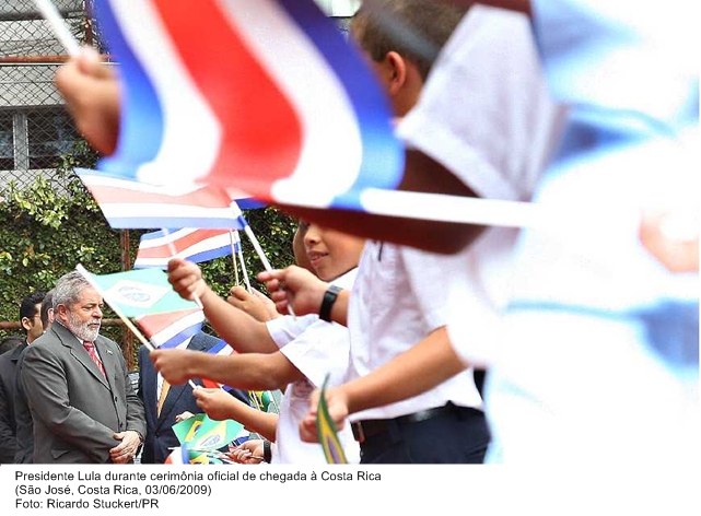 Presidente Lula durante cerimônia oficial de chegada à Costa Rica.