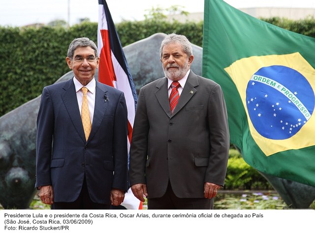 Presidente Lula e o presidente da Costa Rica, Oscar Arias, durante cerimônia oficial de chegada ao país.