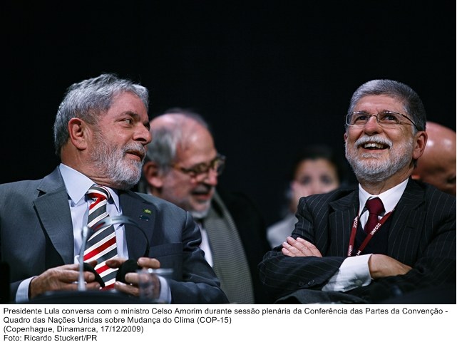 Presidente Lula conversa com o ministro Celso Amorim durante sessão plenária da Conf. das partes da Convenção-Quadro das Nações Unidas.