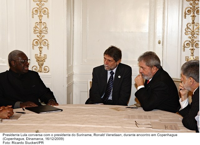 Presidente Lula conversa com o presidente do Suriname, Ronald Venetiaan, durante encontro em Copenhague.