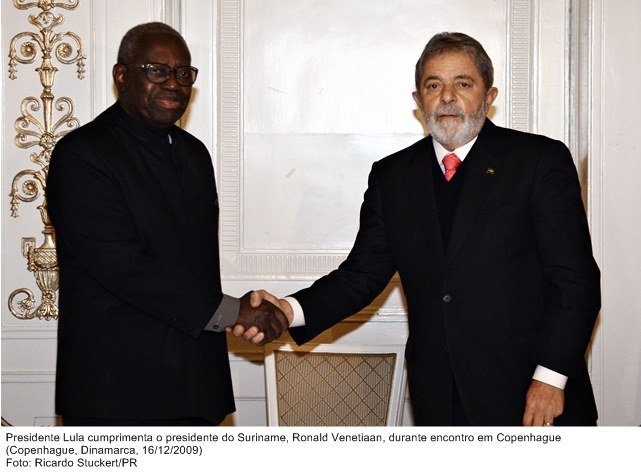 Presidente Lula cumprimenta o presidente do Suriname, Ronald Venetiaan, durante encontro em Copenhague.