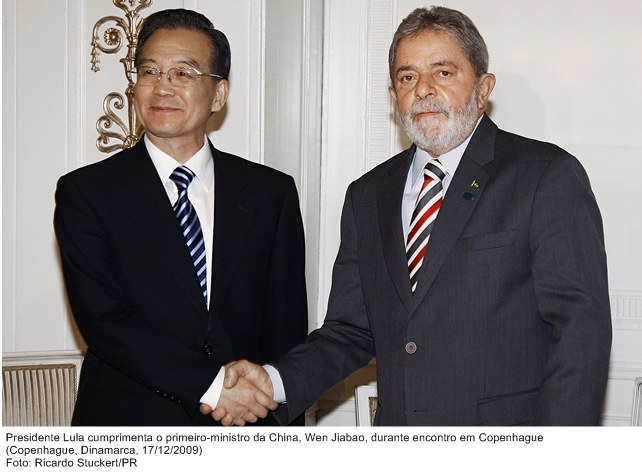 Presidente Lula cumprimenta o primeiro-ministro da China, Wen Jiabao, durante encontro em Copenhague.