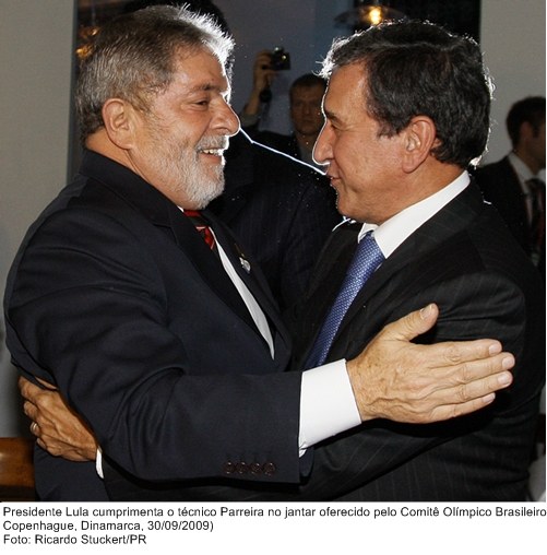 Presidente Lula cumprimenta o técnico Parreira, no jantar oferecido pelo Comitê Olímpico Brasileiro.