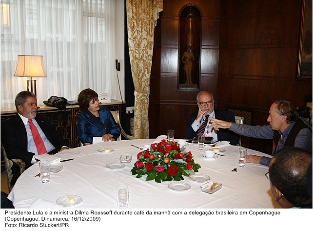Presidente Lula e a ministra Dilma Rousseff, durante café da manhã com a delegação brasileira.