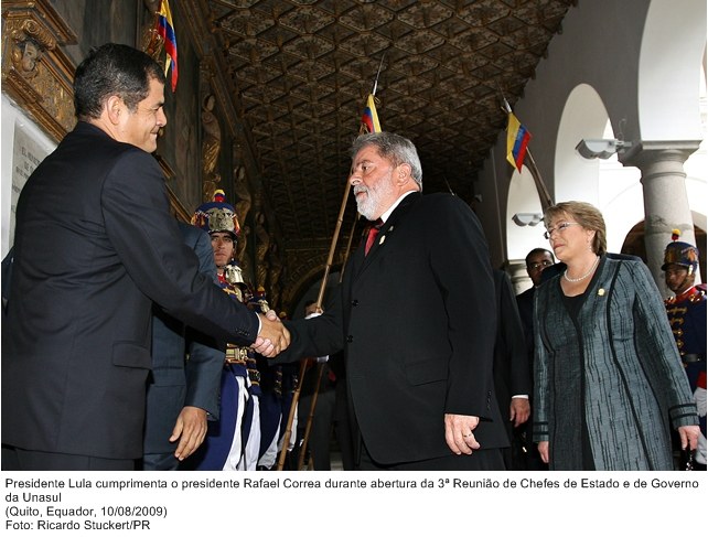 Presidente Lula cumprimenta o presidente Rafael Correa, durante abertura da 3ª Reunião de Chefes de Estado e de Governo da Unasul.