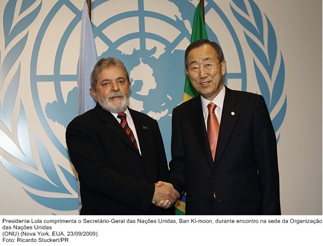 Presidente Lula cumprimenta o Secretário-Geral das Nações Unidas, Ban Ki-Moon, durante encontro na sede da ONU.