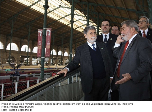 Lula e o ministro Celso Amorim durante partida em trem de alta velocidade para Londres, Inglaterra.