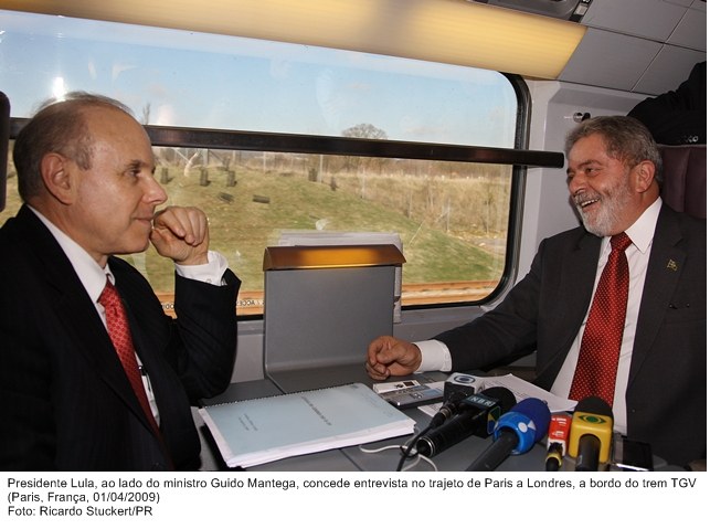 Presidente Lula, ao lado do ministro Guido Mantega, concede entrevista no trajeto de Paris à Londres, a bordo do Trem TGV.