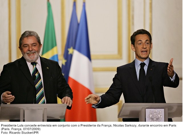 Presidente Lula concede entrevista em conjunto com o presidente da França, Nicolas Sarkozy, durante encontro em Paris.