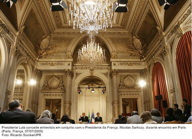 Presidente Lula concede entrevista em conjunto com o presidente da França, Nicolas Sarkozy, durante encontro em Paris.