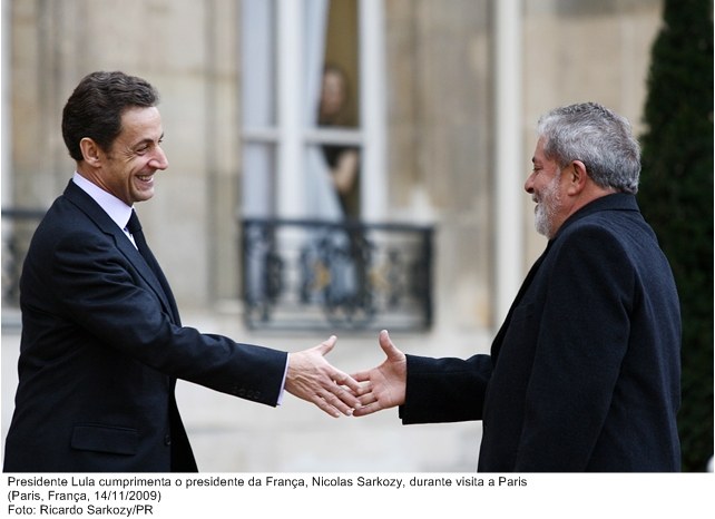 Presidente Lula cumprimenta o presidente da França Nicolas Sarkozy, durante visita a Paris.
