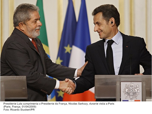 Presidente Lula cumprimenta o presidente da França Nicolas Sarkozy, durante visita a Paris.
