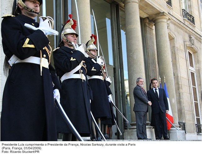 Presidente Lula cumprimenta o presidente da França, Nicolas Sarkozy, durante visita a Paris.