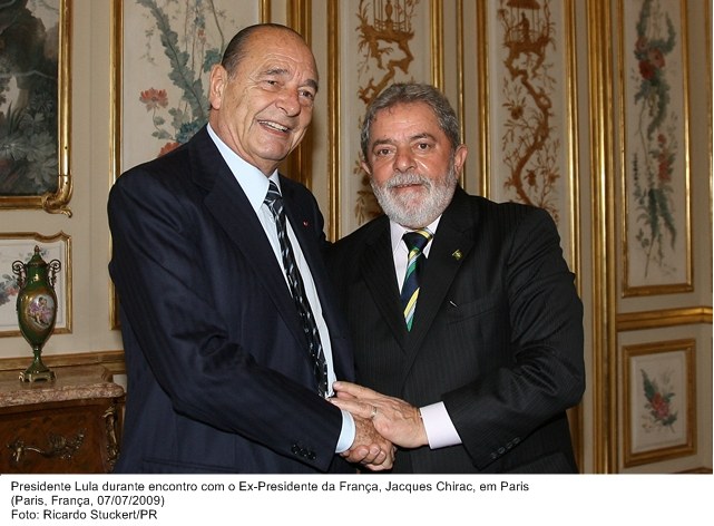Presidente Lula durante encontro com o ex-presidente da França, Jacques Chirac, em Paris.