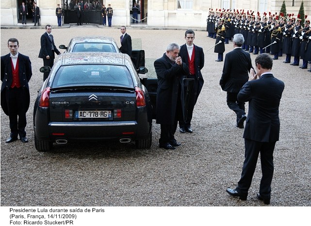 Presidente Lula durante saída de Paris.