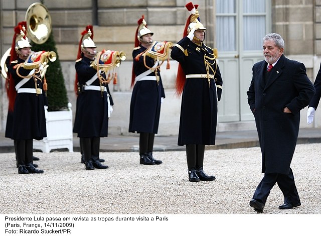 Presidente Lula passa em revista as tropas durante visita a Paris.