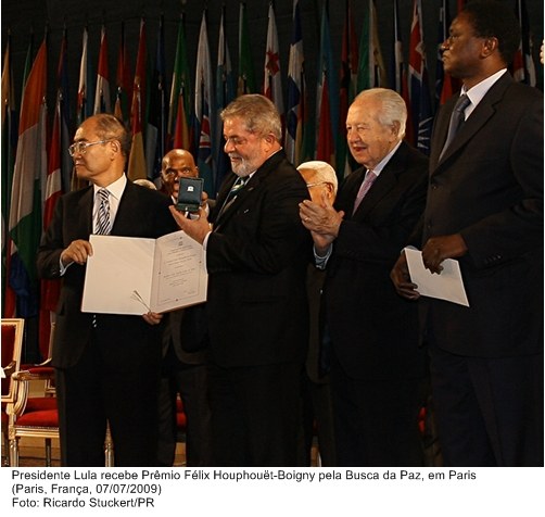 Presidente Lula recebe o Prêmio Félix Houphouët-Bolgny, pela busca da paz, em Paris.