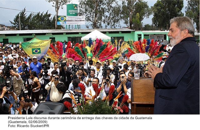 Presidente Lula discursa durante cerimônia de entrega das chaves da cidade da Guatemala.