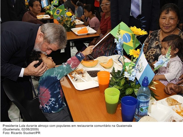 Presidente Lula durante almoço com populares em restaurante popular na Guatemala.